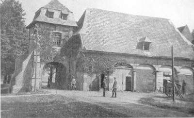 Militairen bij koetsgebouw kasteel 'Sterrebos', Roeselare