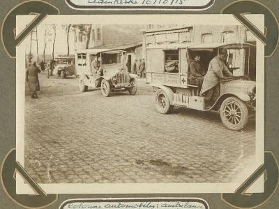 Autokolonne met Franse ambulance, Adinkerke 20 oktober 1915