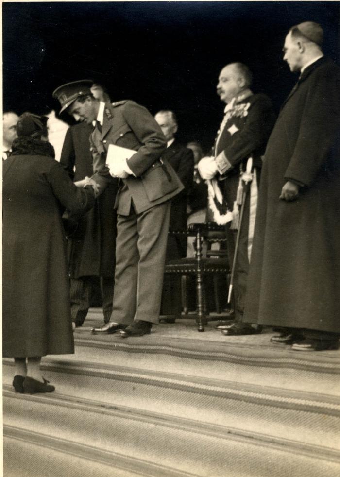 Koning Leopold III overhandigt een oorkonde aan een Roeselaarse moeder, 1937.