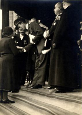 Koning Leopold III overhangt een diploma aan een moeder, 1937