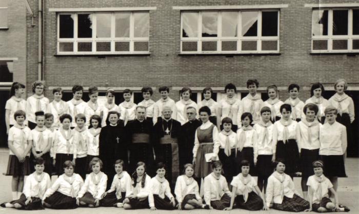 Kardinaal Cardijn op bezoek in het Sint-Lutgardisinstituut, Izegem, 1965 