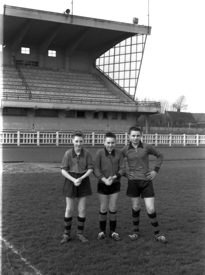 Drie voetballers, spelers bij de kadetten, Izegem 1957