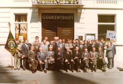 Ontvangst Koninklijke Maatschappij De Trekvogels op gemeentehuis, Rumbeke, 1960