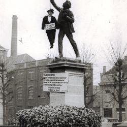 Standbeeld van Albrecht Rodenbach met protest tegen Collard, Roeselare, 1955
