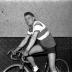 Wielrenner Assez poseert met koersfiets, Izegem 1957