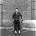 Wielrenner Assez poseert met koersfiets, Izegem 1957