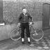 Wielrenner Assez poseert met koersfiets, Izegem 1957