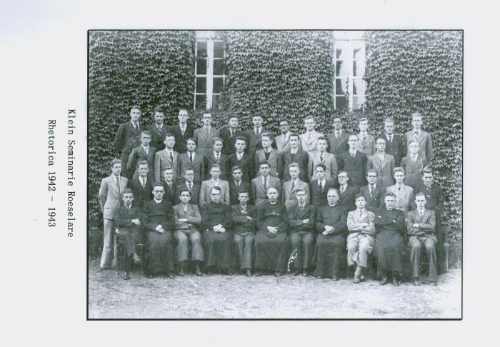 Klasfoto Klein Seminarie Roeselare Rhetorica 1942-1943 en namenlijsten.