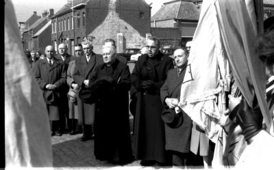 Pastoor aan standbeeld, Emelgem 1957