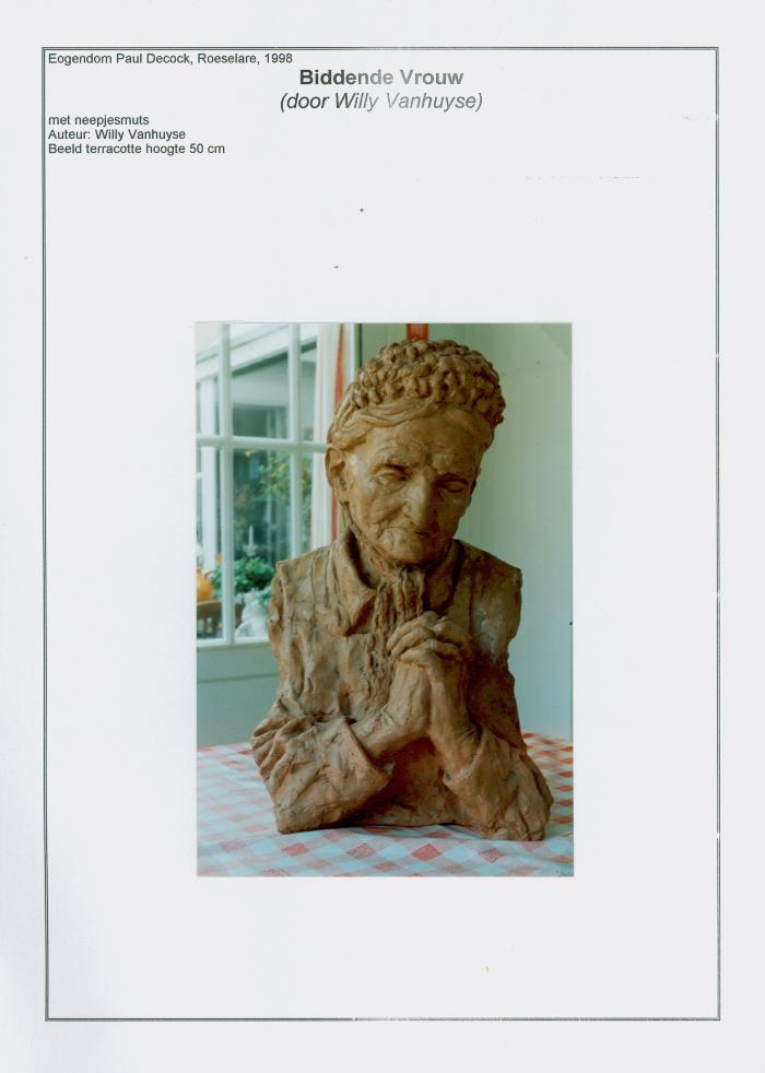 Foto's van beeld "Biddende Vrouw" door Roeselaarse kunstenaar Willy Vanhuyse en correspondentie errond.