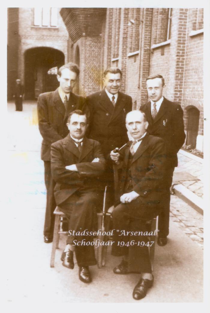 Foto Stadsschool "Arsenaal" schooljaar 1946-1947 en uitleg.