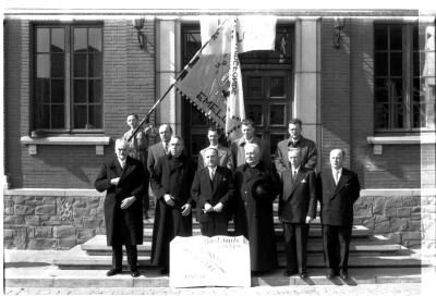 Bestuur Davidsfonds Emelgem voor stadhuis, Emelgem 1957