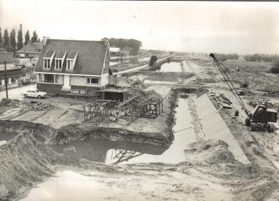 Foto van de werken voor de kanaalverbreding van kanaal Roeselare-Leie.