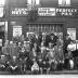 Groepsfoto voor café' De Groene Dreef', Izegem 1957