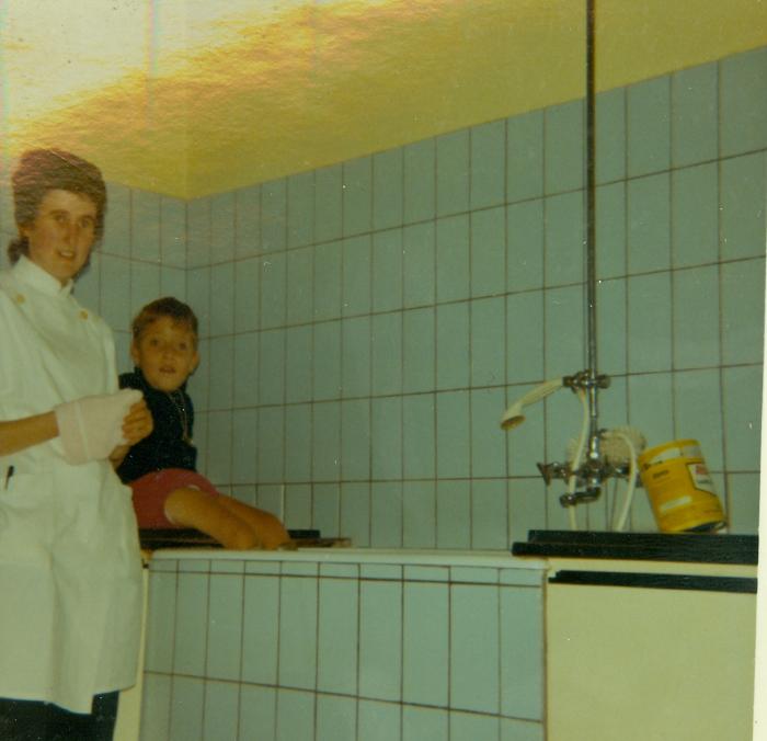 Foto kind dat verzorgd wordt, Dominiek Savio.