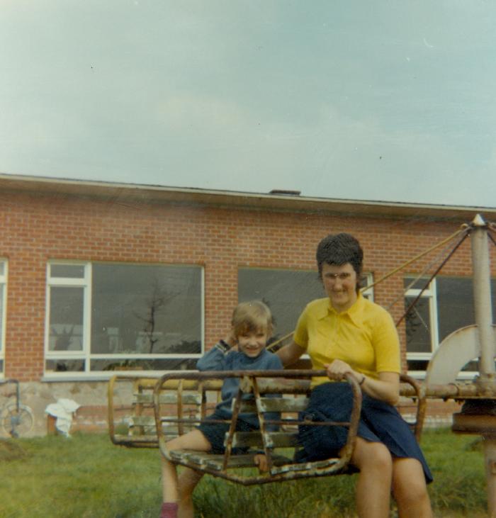 Foto volwassene met kind op speeltoestel, Dominiek Savio.