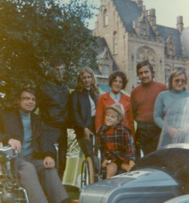 Foto groep mensen, waarvan enkele in rolstoel, Dominiek Savio.