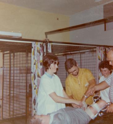 Foto verzorgenden helpen persoon met passen protese, Dominiek Savio. 
