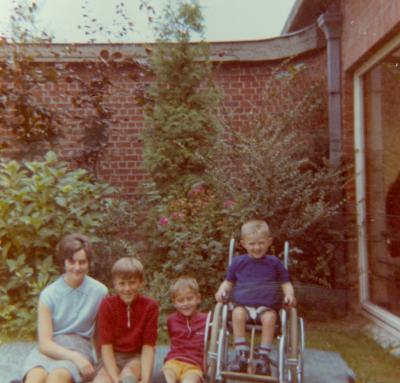 Foto kinderen waarvan één in een rolstoel, Dominiek Savio.