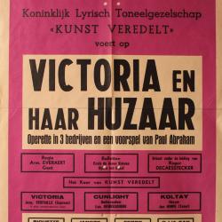 Affiche van de Toneel- en Operetteopvoering "Victoria en haar huzaar" door het  Roeselaars Koninklijk Lyrisch Gezelschap "Kunst Veredelt", Roeselare, 1957