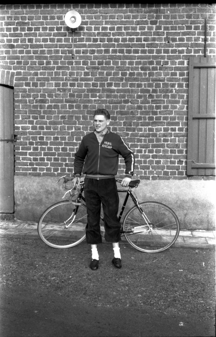 Wielrenner Assez poseert met koersfiets, Izegem 1957