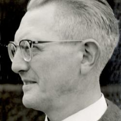 Foto van Gerard Roose, de eerste voorzitter van het "Tooneelgezelschap De Burgerlijke Oorlogsverminkten", 1930-1953.