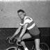 Wielrenner Assez poseert met koersfiets, Izegem 1957