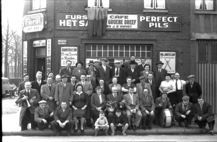 Groepsfoto voor café' De Groene Dreef', Izegem 1957