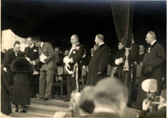 Koning Leopold III overhandigt een oorkonde aan een moeder, 1937