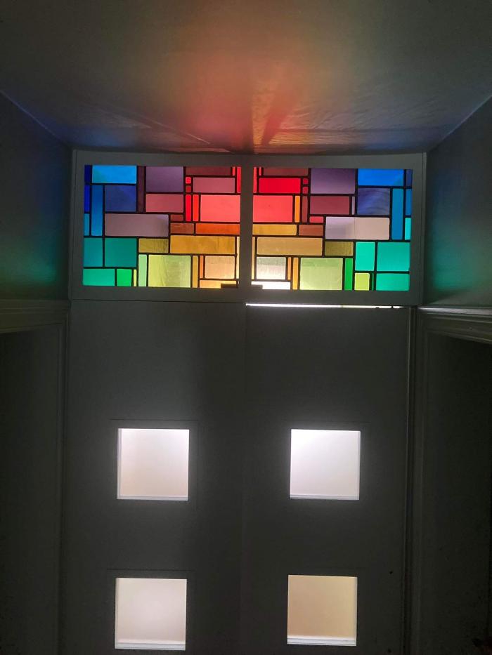 Rechthoekig geometrisch glasraam boven deur