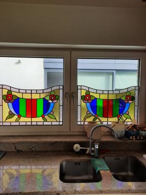 Rechthoekig voorzetraam met bloemmotief


