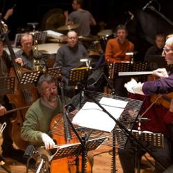 Henk Soenen, dirigent, samen met het orkest, tijdens een voorstelling van het Koninklijk Lyrisch Operettegezelschap "Kunst Veredelt" te Roeselare