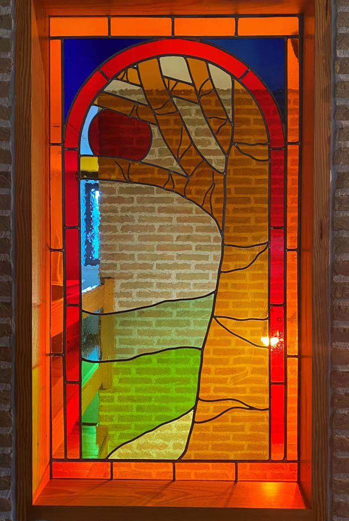Rechthoekig glasraam met een zonsondergang of opgang