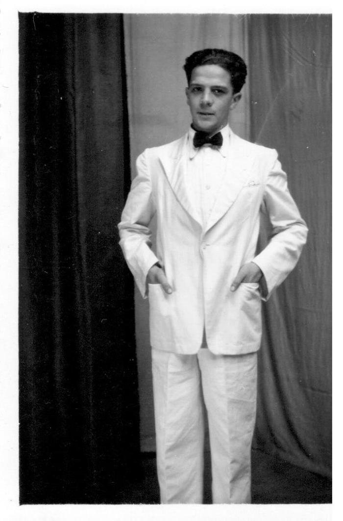Jan Himpe, acteur en solist in verschillende operetteopvoeringen van het Koninklijk Lyrisch Operettegezelschap "Kunst Veredelt", Roeselare