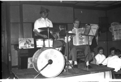 Orkest van twee man geeft voorstelling, Izegem, 1959