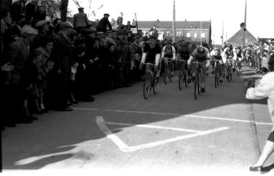 Wielerwedstrijd: spurt van achtervolgende groep, Izegem 1957