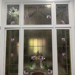 Glasraam met roze bloemen