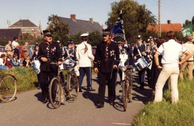 Champetters lopen mee met Gardeboestoet, 1956