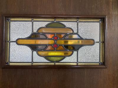 Rechthoekig glasraam met geometrisch patroon