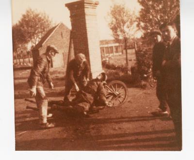 Buurtbewoners nemen overleden jager Léon Fleurquin mee naar begraafplaats in Kwadestraat, 1940