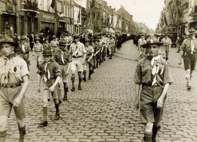 Optocht scouts tijdens viering 25 jaar deken Edward De Saegher, 1937