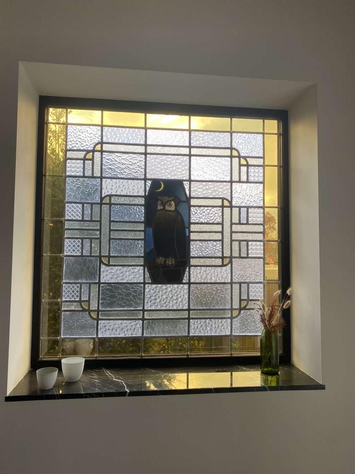 Rechthoekig glasraam met uil