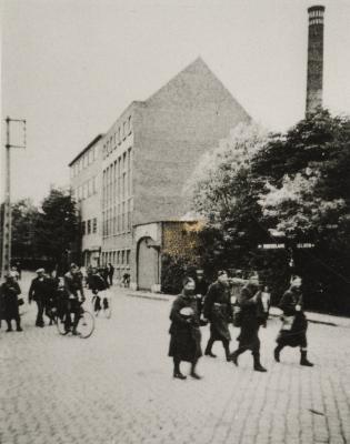 Grenadiers in het centrum van Rumbeke met conservenfabriek Optima op de achtergrond, 1940