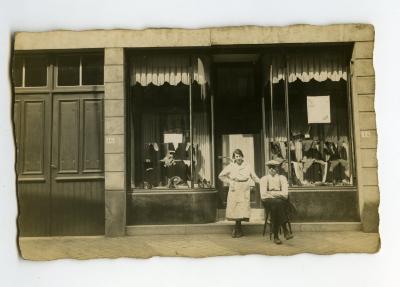 Echtpaar Camiel Thomas en Romanie Depoortere voor hun schoen- en sportkledijwinkel, 1940