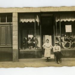 Echtpaar Camiel Thomas en Romanie Depoortere voor hun schoen- en sportkledijwinkel, 1940