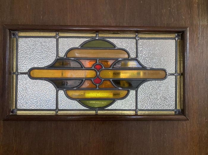 Rechthoekig glasraam met geometrisch patroon