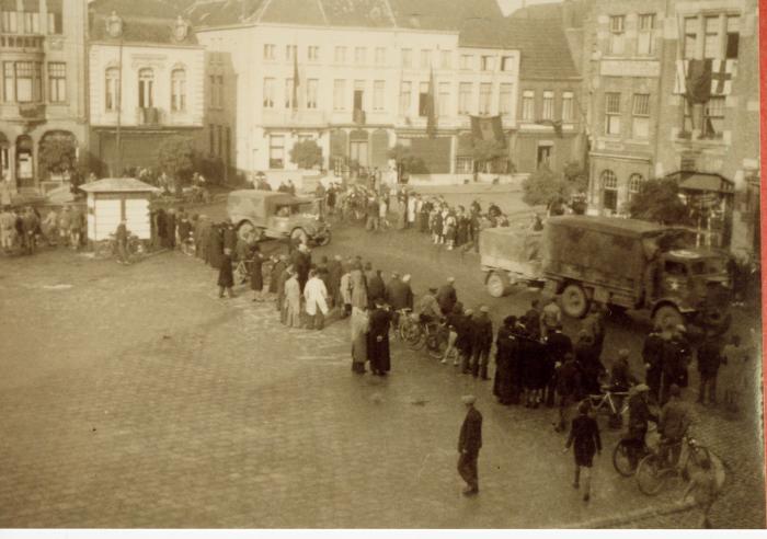 Bevrijding Roeselare met doortocht geallieerden op Grote Markt 1944