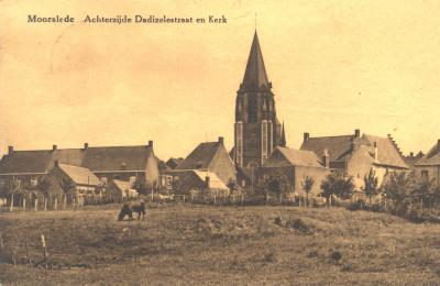Achterzijde Dadizeelestraat en Sint-Martinuskerk van Moorslede