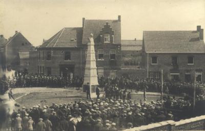 Inhuldiging oorlogsmonument gesneuvelde soldaten en burgerslachtoffers te Moorslede, 1926