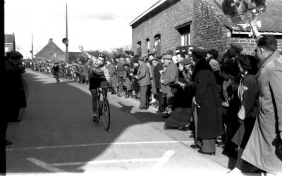 Wielerwedstrijd: spurt van kopgroep, Izegem 1957